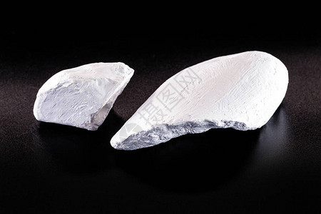 Kaolin或Kaolin是由诸如Koolinite和卤化石等水合铝硅酸图片
