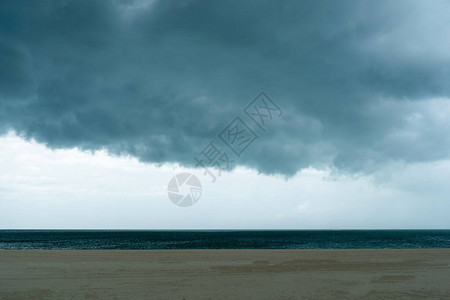 大雨天和海滩雷暴自然环境中的黑暗巨云天空黑色图片