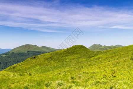 山景Bieszczady公园草原和森林全景喀尔巴阡山脉景观图片