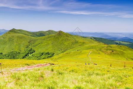 山景Bieszczady公园草原和森林全景喀尔巴阡山脉景观图片