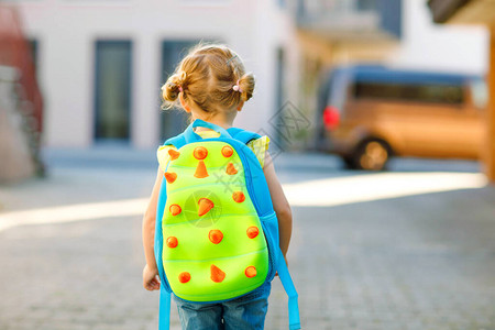 可爱的小可爱蹒跚学步的女孩在她去幼儿园的第一天健康美丽的婴儿步行到托儿所和幼儿园快乐的孩子背着图片