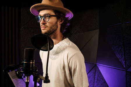 英俊的时尚男歌手在现代录音室录制新歌工作室里年轻图片