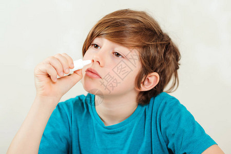 生病的孩子用鼻药喷雾流鼻涕鼻过敏患有疾病治疗季节的孩子过敏的孩子图片