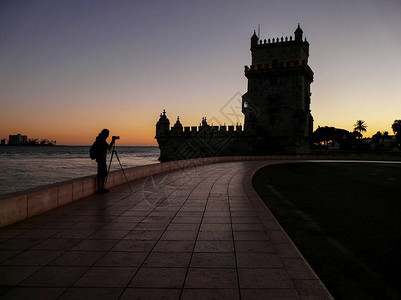 在葡萄牙里斯本著名的旅游景点Belem塔附近日落时图片