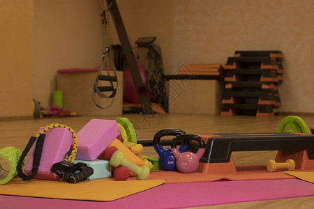 设置各种明亮的运动器材的组成壶铃健身带立方体地毯哑铃杠铃踏步平台体育概念背景图片