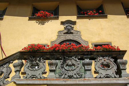 带石阳台的古屋带红色天竺葵的门窗祖兹古村恩加丁山谷旅游胜地格劳宾登州马洛哈地区图片