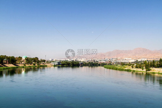 中亚塔吉克斯坦的Khujand河流经锡尔达里亚Syr图片