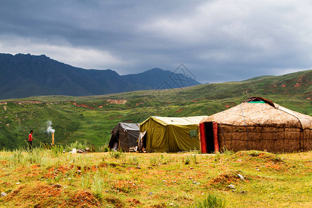 中亚吉尔斯坦帕米尔公路附近天山区的Yurts图片