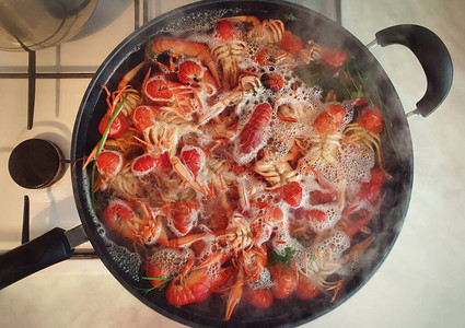 在家里按照传统食谱烹饪小龙虾或小龙虾许多红色淡水龙虾在滚刀上的一个大碗里沸腾在室内条件下准备美味的非转图片