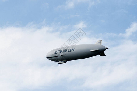 在德国弗里德希沙芬登上空中飞翔舰Zeppel图片