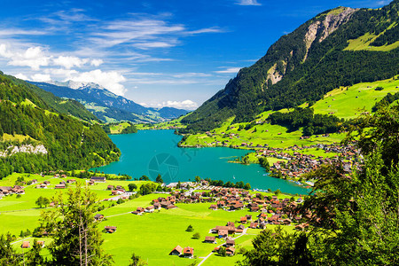 来自瑞士布鲁尼格山口的龙根湖谷图片