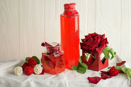 加香玫瑰水玫瑰花瓣油水疗套装粉红色的玫瑰花和一杯玫瑰水新图片