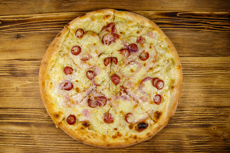 美味新鲜的比萨饼香肠红洋葱和芝士图片