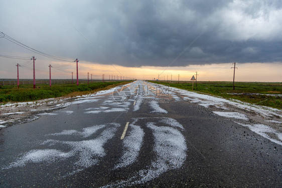 恶劣的天气冰雹路上结冰图片