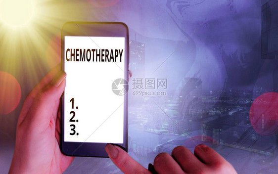 手写文本化疗使用化学物质治疗疾病的概念照片彩色散景背下白色显示屏图片