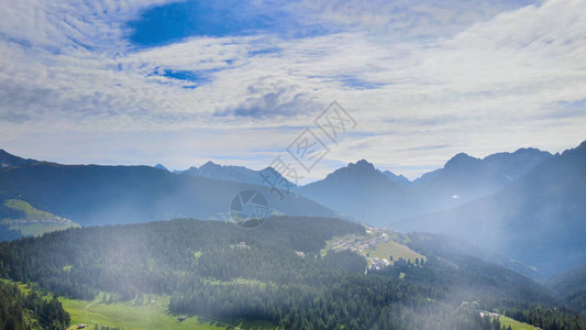 高山风景与美丽的山峰在夏季从图片