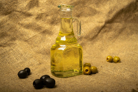 一个玻璃瓶橄榄油图片