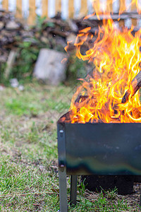 金属烧烤炉燃烧着火近距离大而明亮的火图片