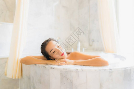 肖像美丽的亚洲年轻女在浴室内的浴图片