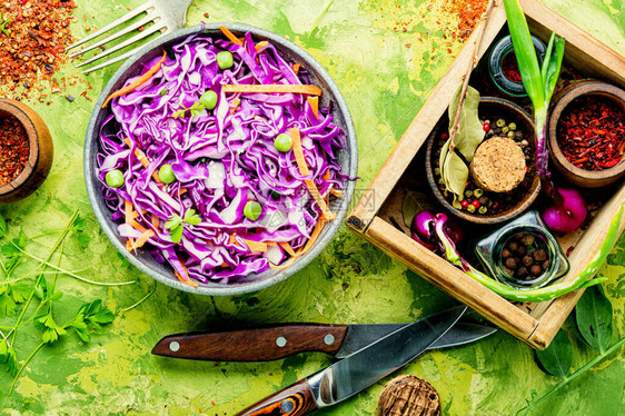 新鲜蔬菜沙拉配有紫色卷图片