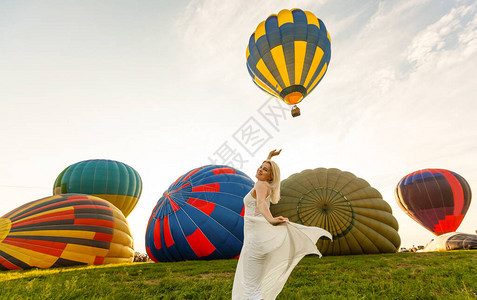 一位观光女游客享受气球的图片