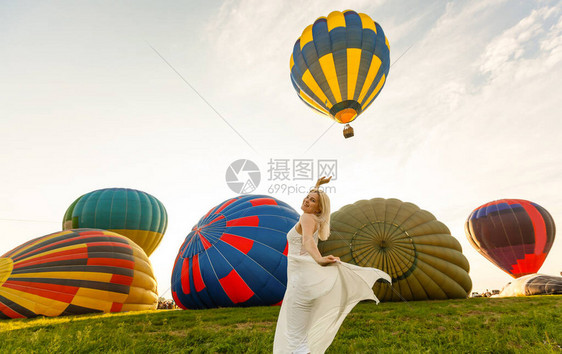 一位观光女游客享受气球的图片