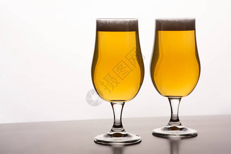 两杯轻啤酒图片