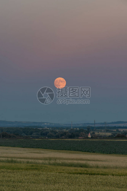 莫拉维亚南部Melcany村附近的日落颜色夜晚图片