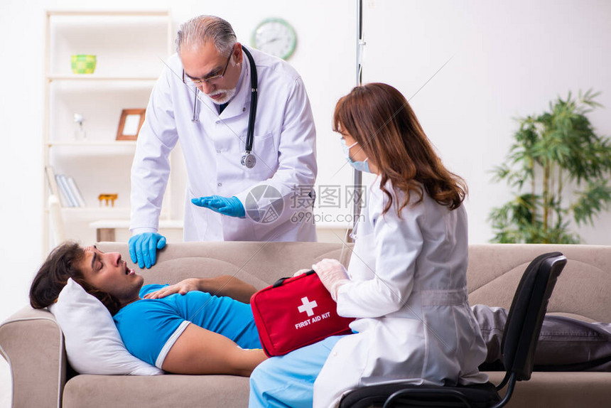 两位医生在家探望病人高清图片下载-正版图片506647685-摄图网