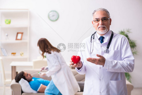 两位医生在家探望病人图片