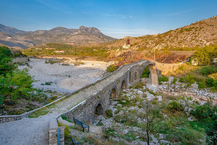 阿尔巴尼亚Mes的Mesi桥UraeMesit全景图片