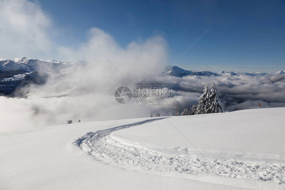 在瑞士中部美丽的冬季风景中漫步于罗滕图片