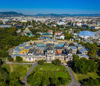在城市公园Varosliget以布达佩斯动物园和布达佩斯首都马戏团为背景的著名塞切尼温泉浴场的空中全图片