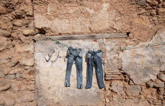 摩洛哥旧城镇ElJadida街上留下的牛仔图片