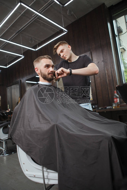 一名英俊男子被理发店专业理发师拍到新发图片