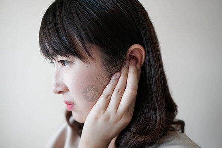 年轻的亚洲女患有耳痛和耳鸣耳痛的原因包括中耳炎耳垢堆积耳朵中有异物鼻窦感染或气压变图片