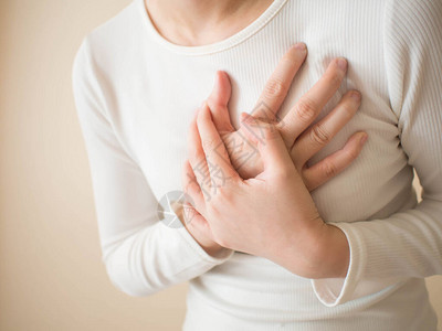 心脏病发作问题患有严重胸痛的年轻女不稳定型心绞痛或心肌梗塞疾病的警告信号保健和心脏病学概念特图片