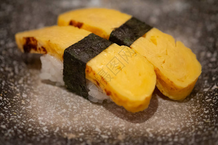 寿司玉子蛋与包裹的紫菜日本食品图片