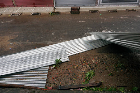 超级旋风Amphan破坏了新建筑中使用的铝板床单躺在路上图片