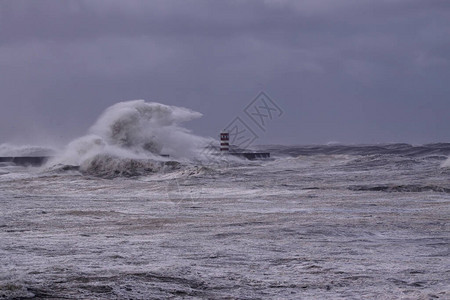 码头和灯塔上的白色大浪与暴风雨的阴云天相对立多罗河口图片