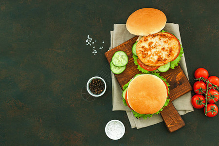 汉堡或汉堡配鸡排番茄奶酪黄瓜和生菜带有复制空间的顶视图美味图片
