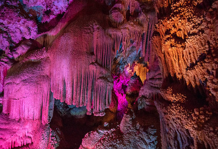 保加利亚维丁附近的Venetsa洞穴美丽的彩色和照明洞穴充满了半珍贵的缟玛瑙石头流石钟乳石和笋以不同的图片