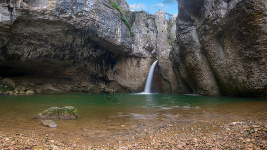 保加利亚Kotel附近的Medven的蓝西尼水瀑布图片