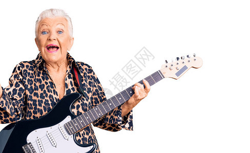 穿着蓝眼睛和灰色头发的高级美女穿着现代长相弹着电吉他欢庆胜利笑得开心图片