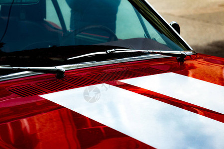 旧车的挡风玻璃是红色的图片