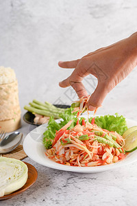 木瓜沙拉是泰国的传统美食图片