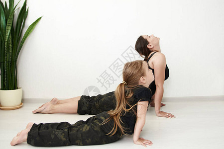 母亲和女儿在做瑜伽图片