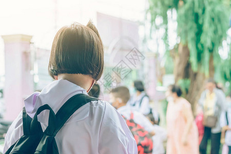 女小学生戴面罩预防冠状图片