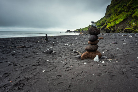 冰岛维克和密尔达的黑火山海滩海滩上的石丘图片