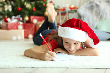 圣诞内地的小女孩写了一封图片